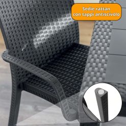 Sicignano | Set 5 Pezzi, 4 Sedie con Braccioli + 1 Tavolo Quadrato Rattan - Impilabile, Resistente agli UV, Arredo Interno Esterno Bar Pub Giardino Terrazzo, Made in Italy (Antracite) - immagine 4