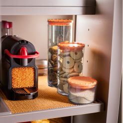 Set 3 di Barattoli Corolla in Plastica Riciclata lt.0,4/0,7/1,3 con Coperchi Ermetici Colorati Rosso – Contenitori Salvaspazio per Cucina, Ideali per Pasta, Biscotti, Zucchero e Altro - immagine 8